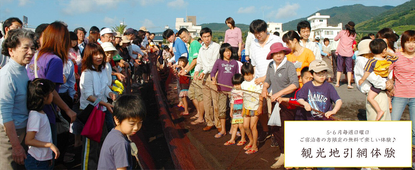 淡紅色の桜のトンネル